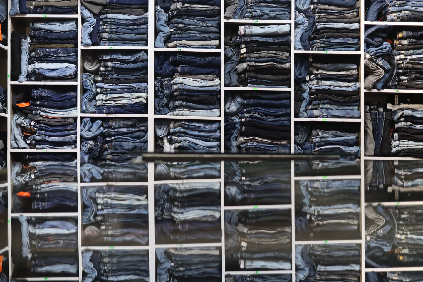 Jeans pliés en plusieurs piles dans un magasin