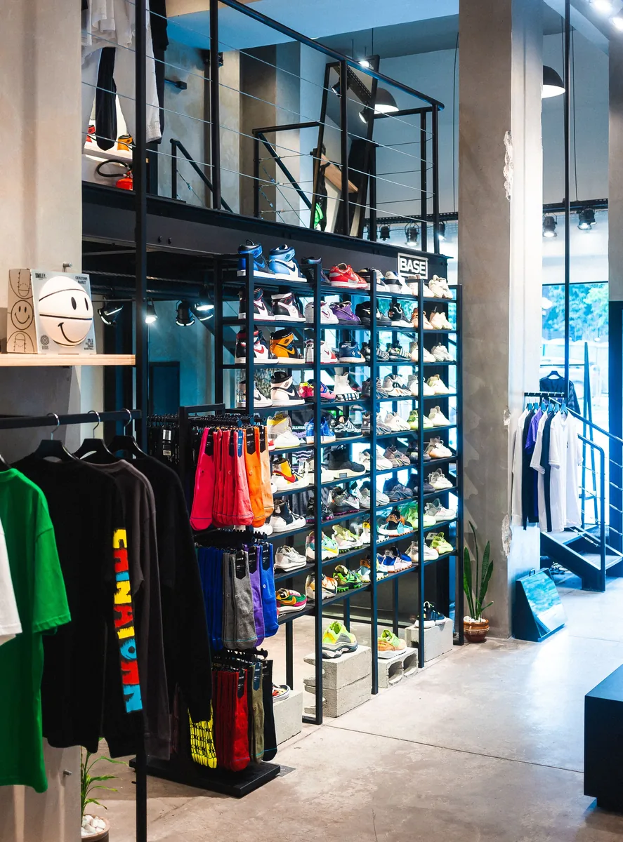 Vêtements et chaussures présentés dans un commerce