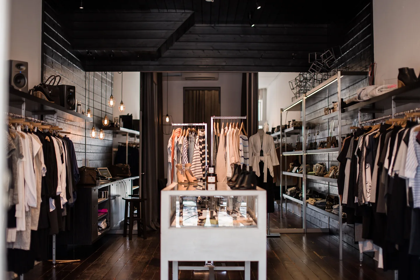 Intérieur d’une boutique avec vêtements et présentoirs