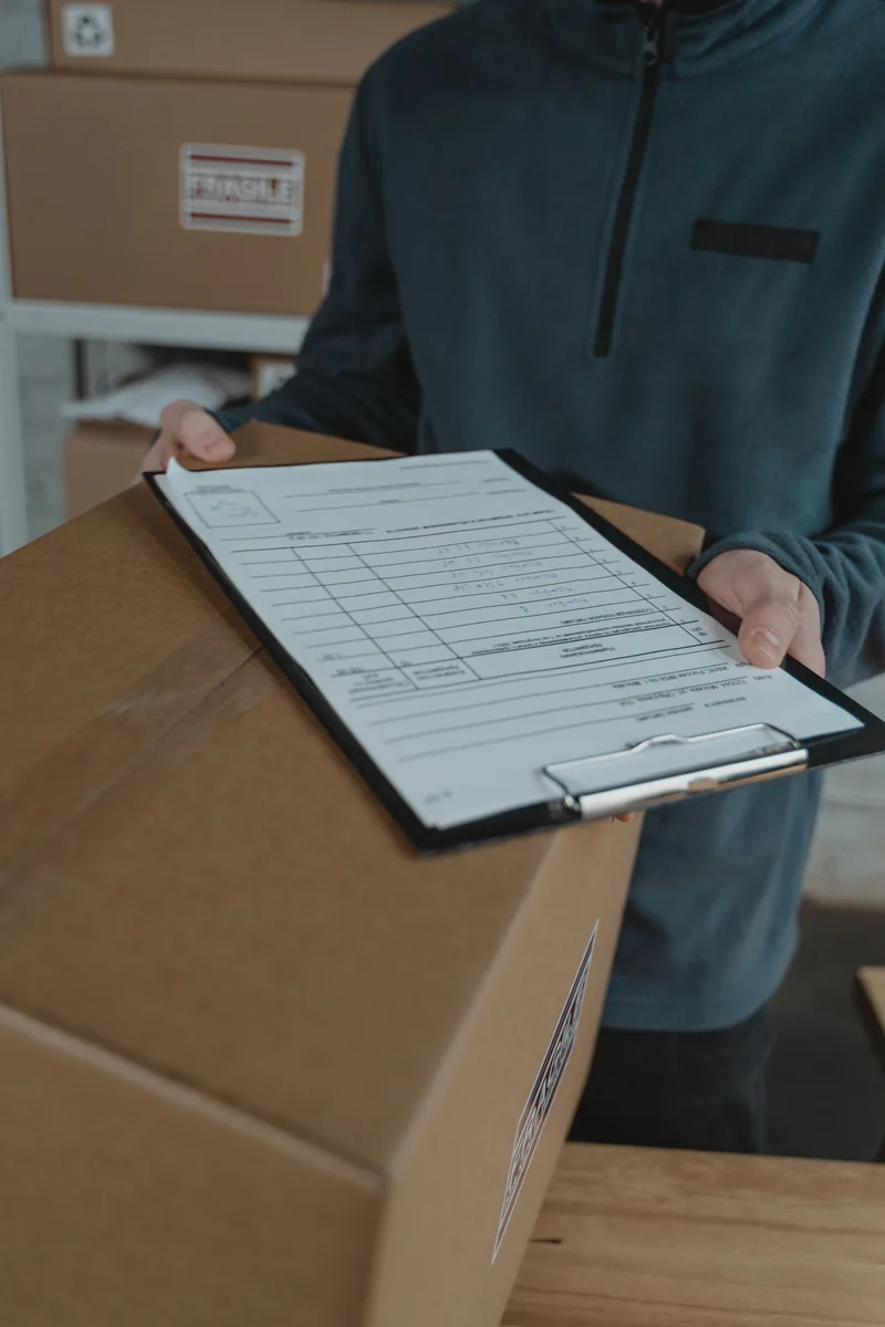 Porte-documents posé sur un carton d’expédition