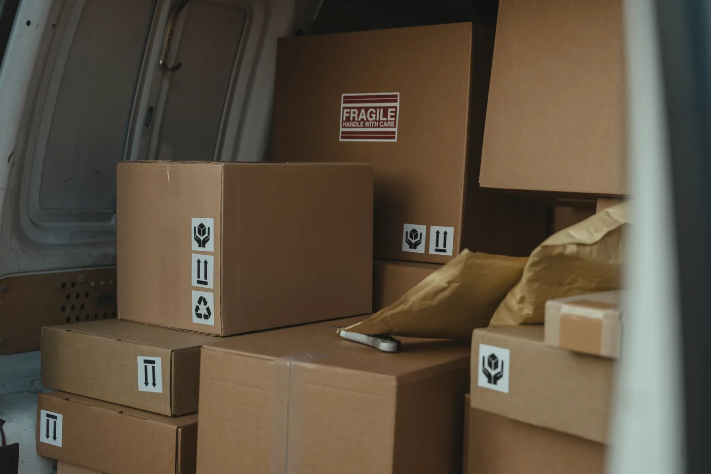 Cartons dans le compartiment de chargement d’une camionnette