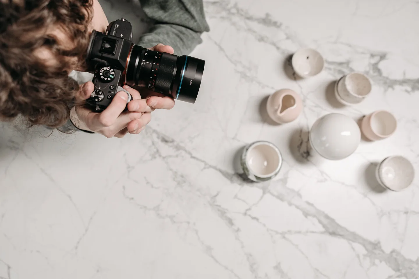 Prise de photos de produits en céramique vus de dessus