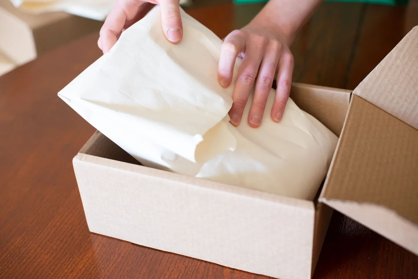 Vêtements emballés placés dans un carton