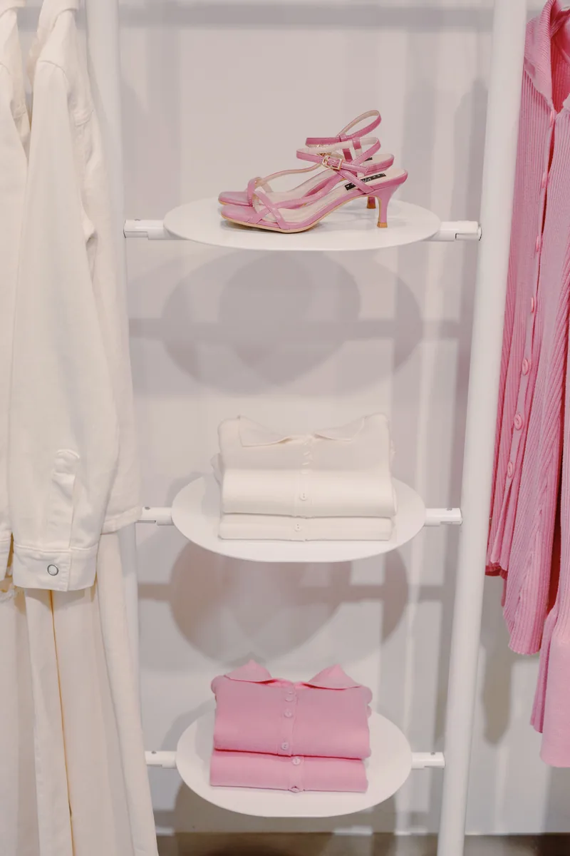 Chaussures sur un présentoir dans un magasin