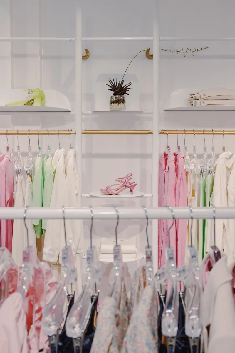 Portants présentant différents vêtements dans un magasin