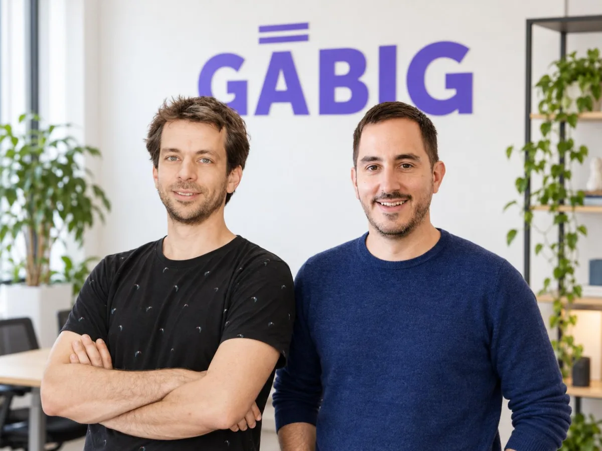 Till Siegrist und Pascal Näf, die Gründer von gäbig, im Büro vor dem gäbig-Logo